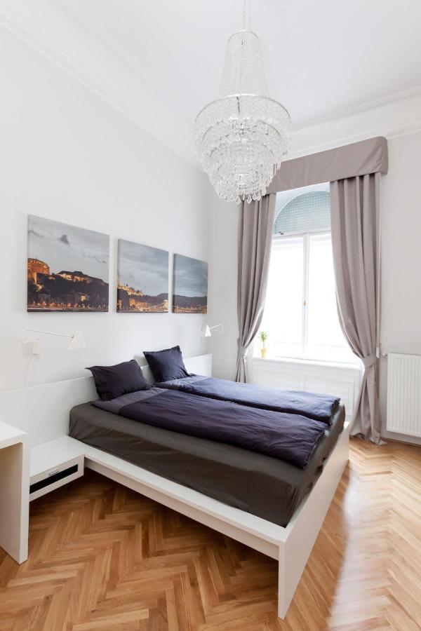 Bpr Sophisticated Astoria With Balcony Apartment