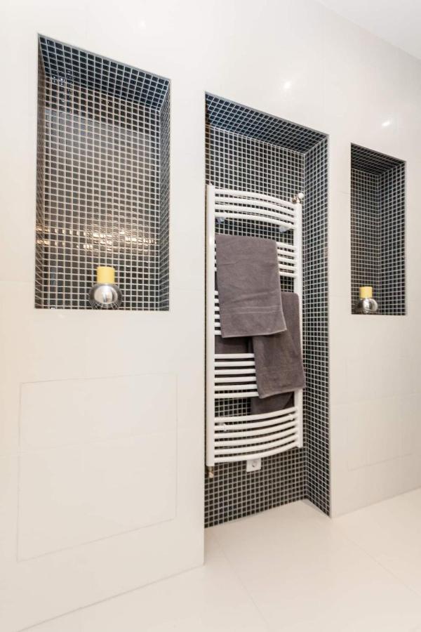 Bpr Sophisticated Astoria With Balcony Apartment